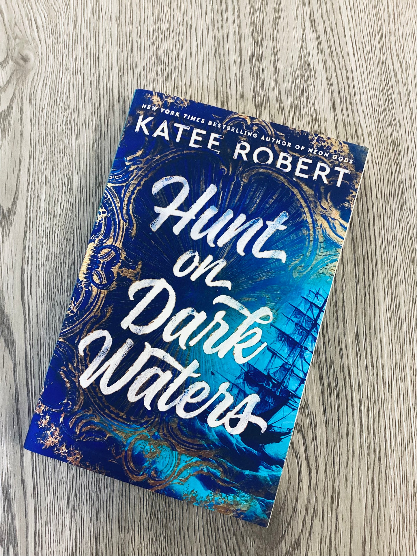Hunt on Dark Waters (Crimson Sales #1) - Katee Robert