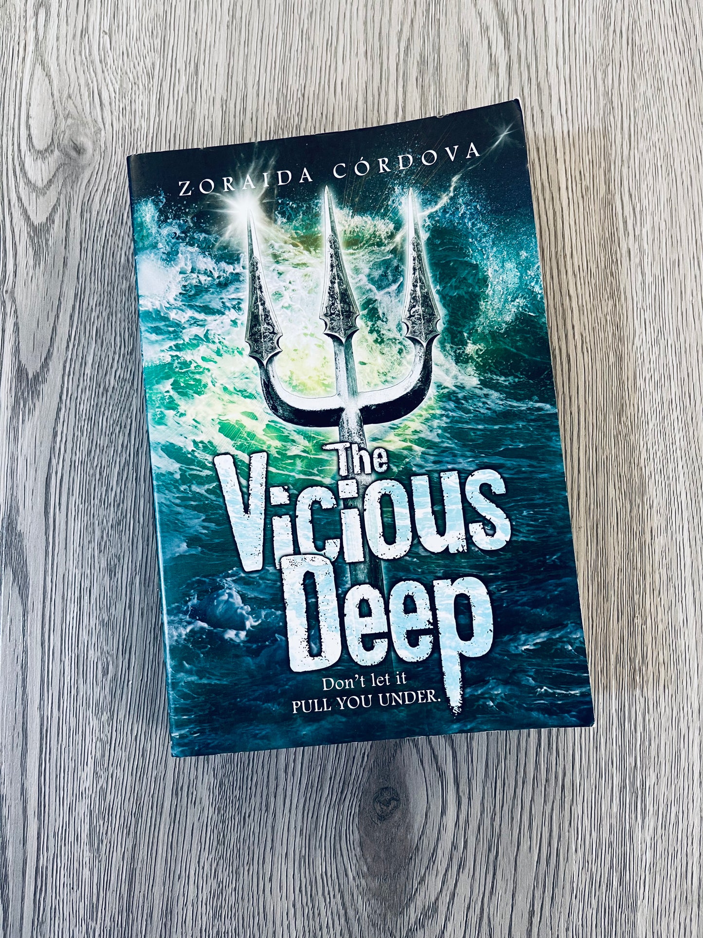 The Vicious Deep (The Vicious Deep #1) by Zoraida Córdova-Used