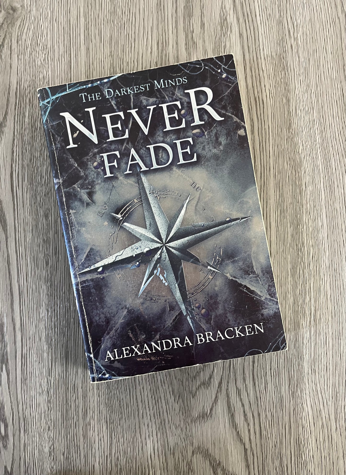 Never Fade (The Darkest Minds #2) by Alexandra Bracken-Used