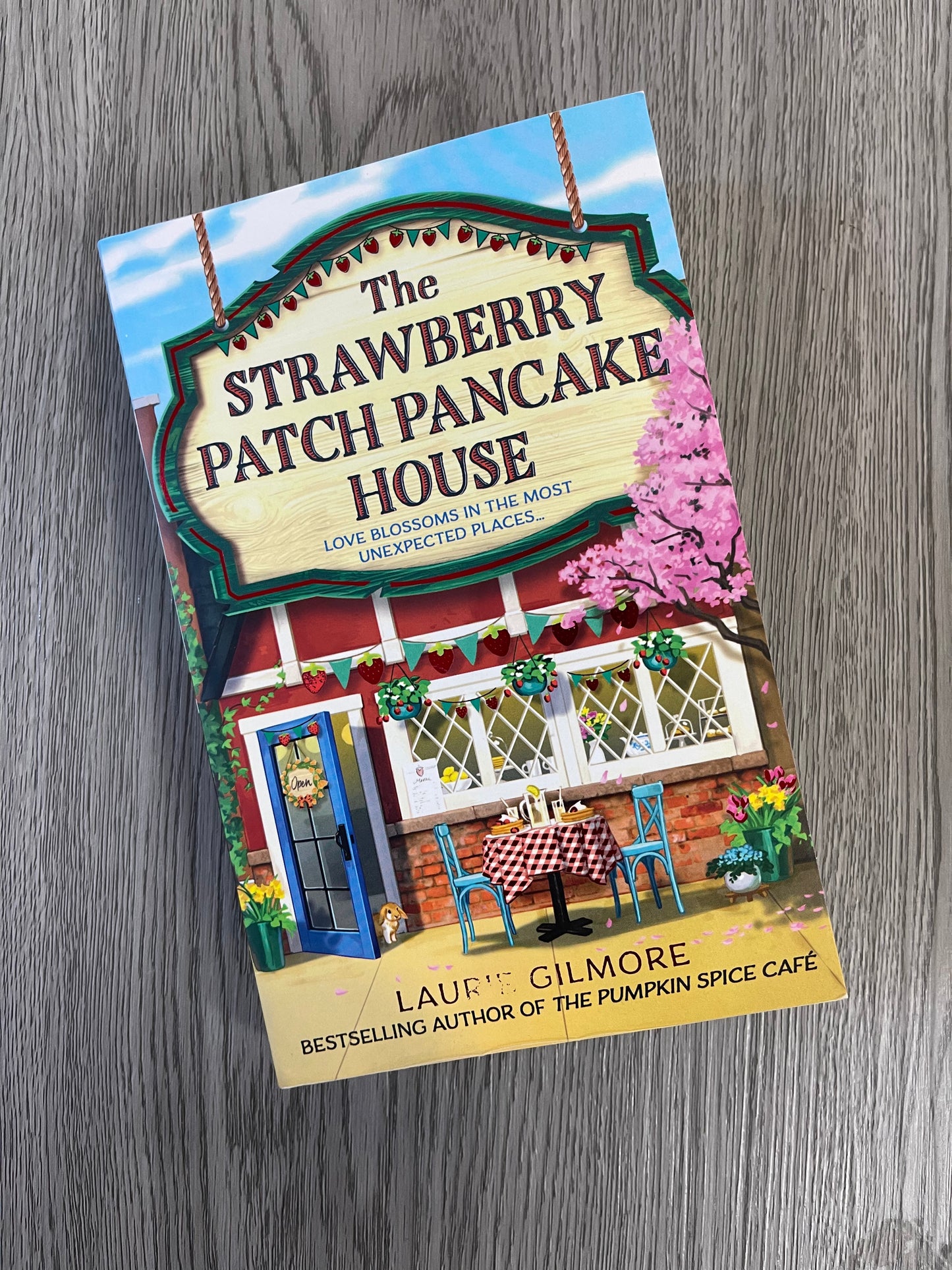 The Strawberry Patch Pancake House (Dream Harbor #4 ) by Laurie Gilmore-NEW