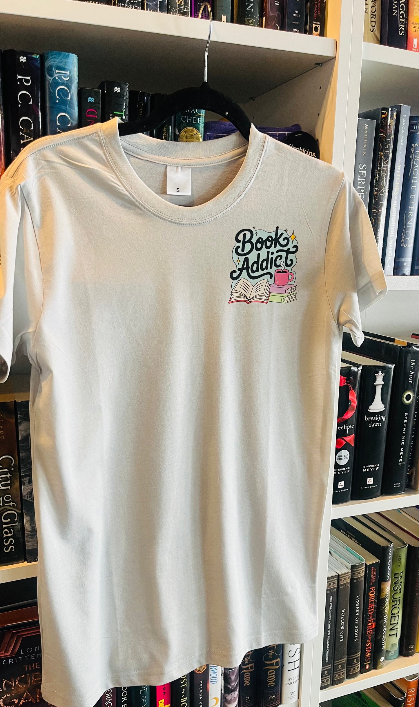 T-Shirt: Book Addict - Light Grey