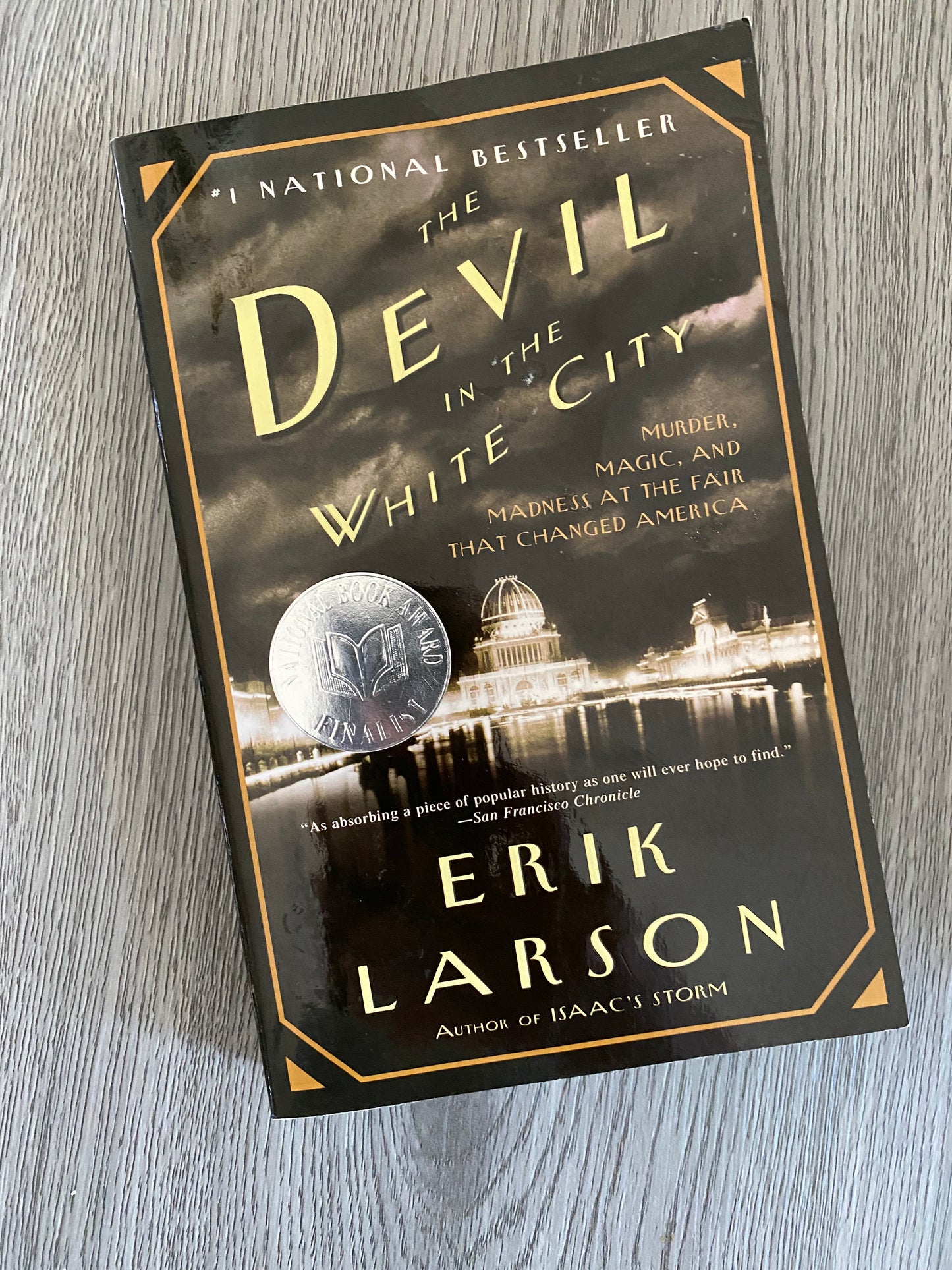 The Devil in the White City: Murder, Magic and Madness by Erik Larson - Used