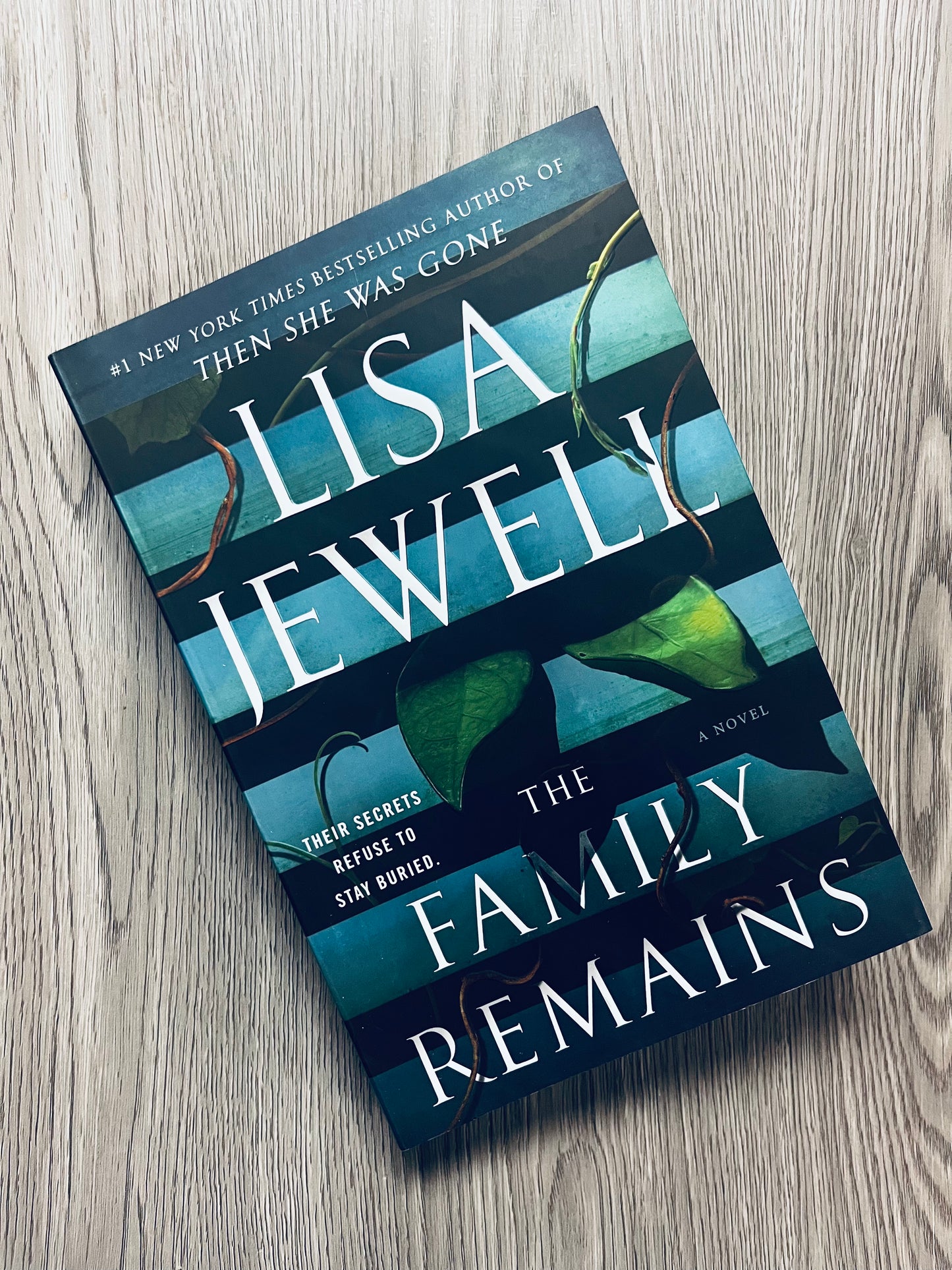 The Family Remains (The Family Upstairs #2) by Lisa Jewell-Used
