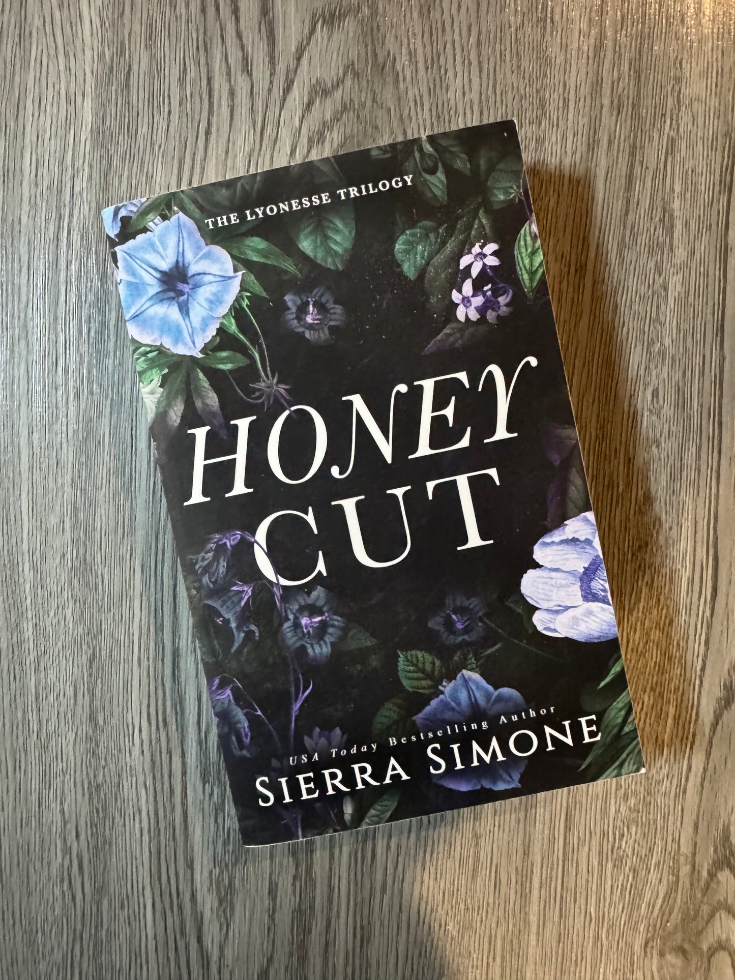 Honey Cut ( Lyonesse #2) by Sierra Simone-Used