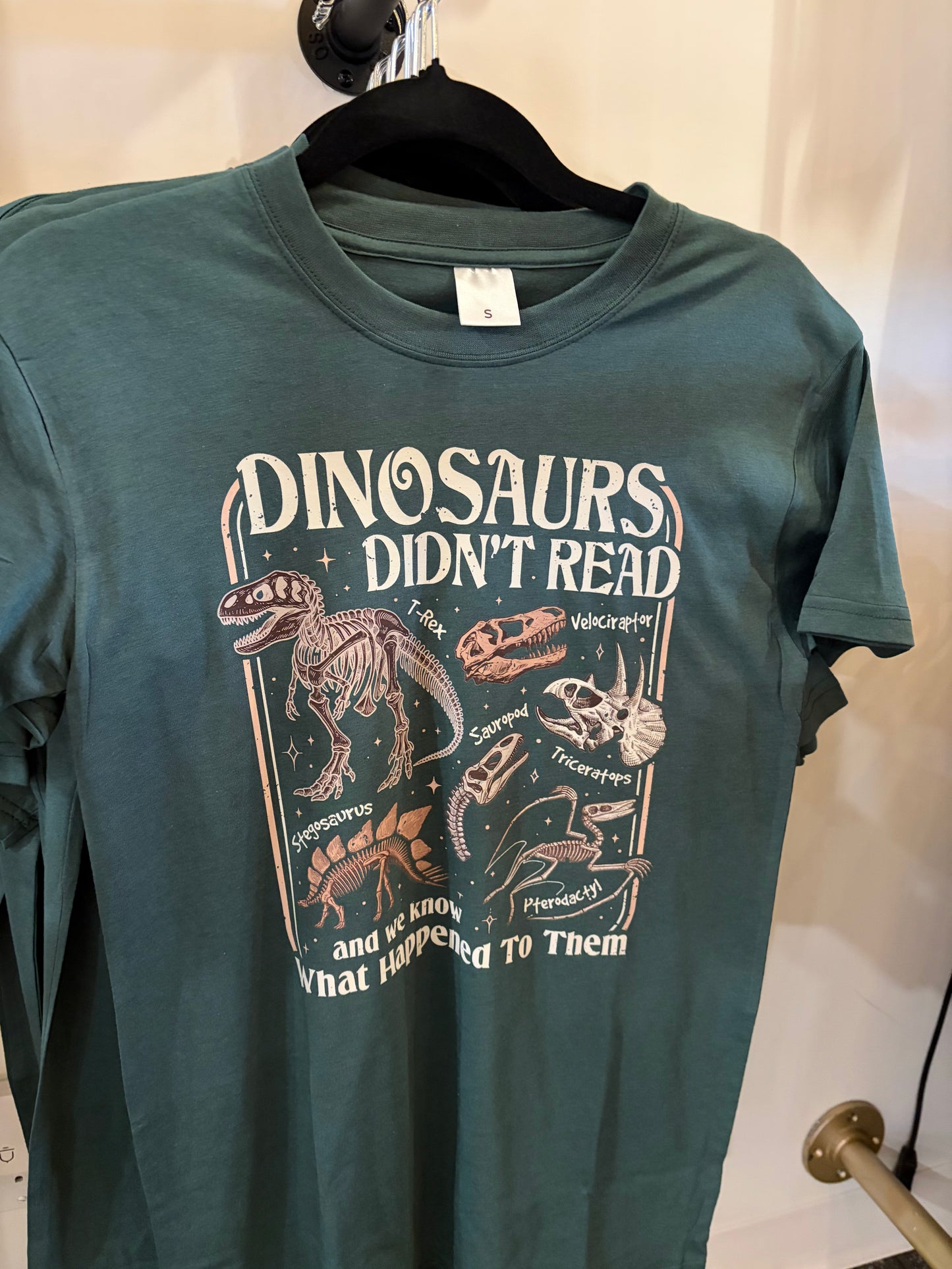 T-Shirt: Dinosaurs Didn't Read - Pine