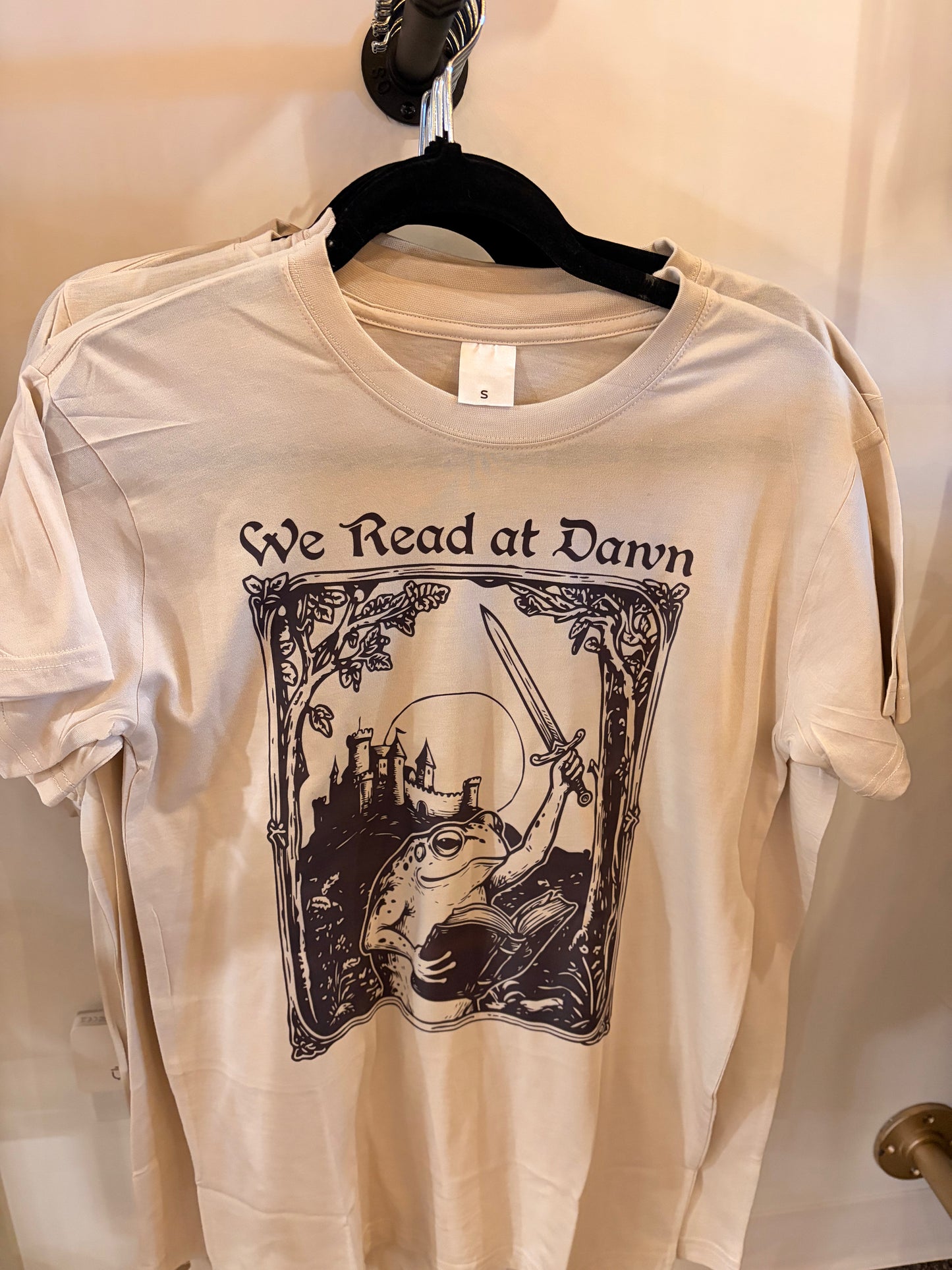 T-Shirt: We Read at Dawn - Sand