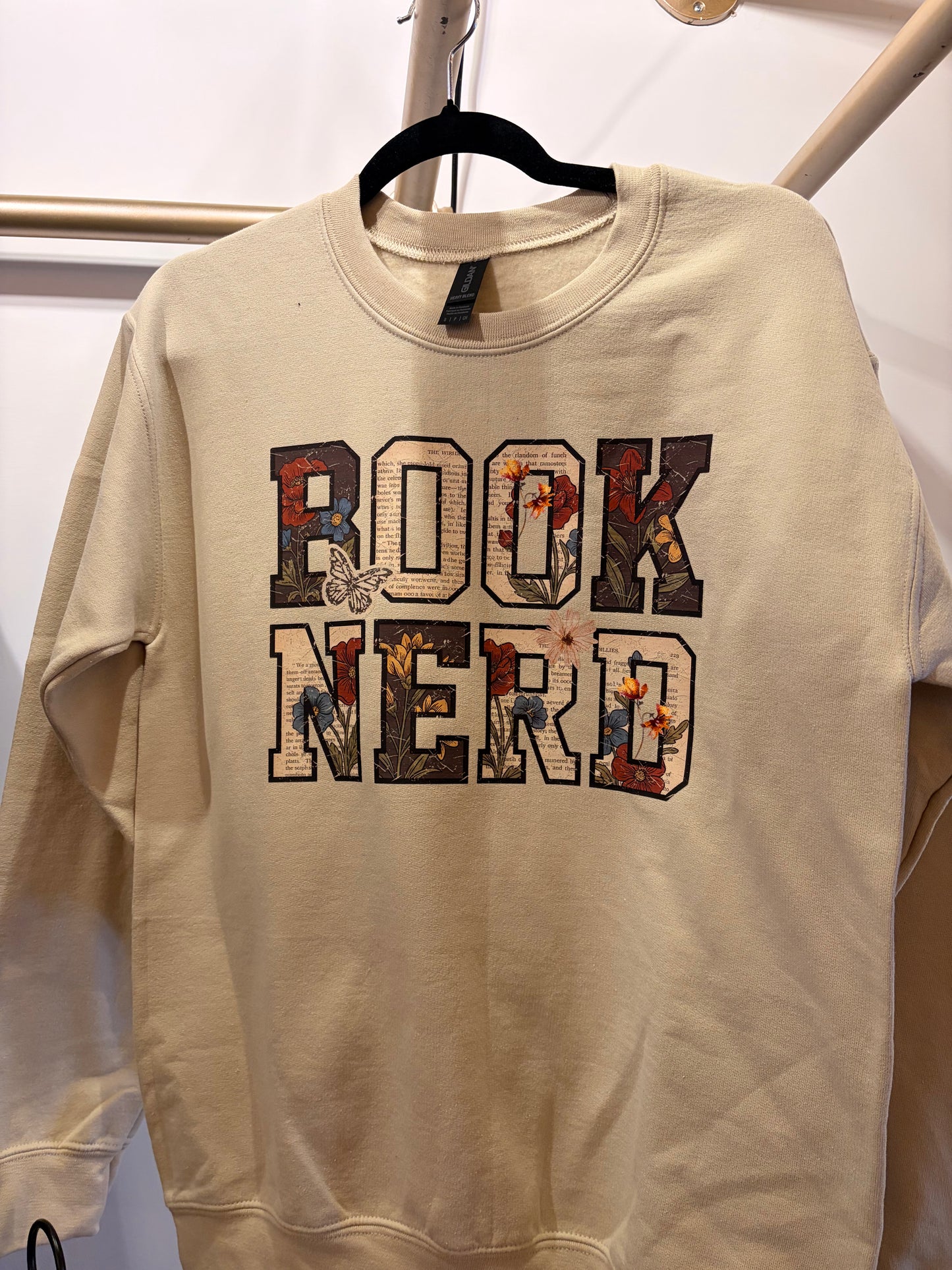Sweatshirt: Book Nerd - Sand