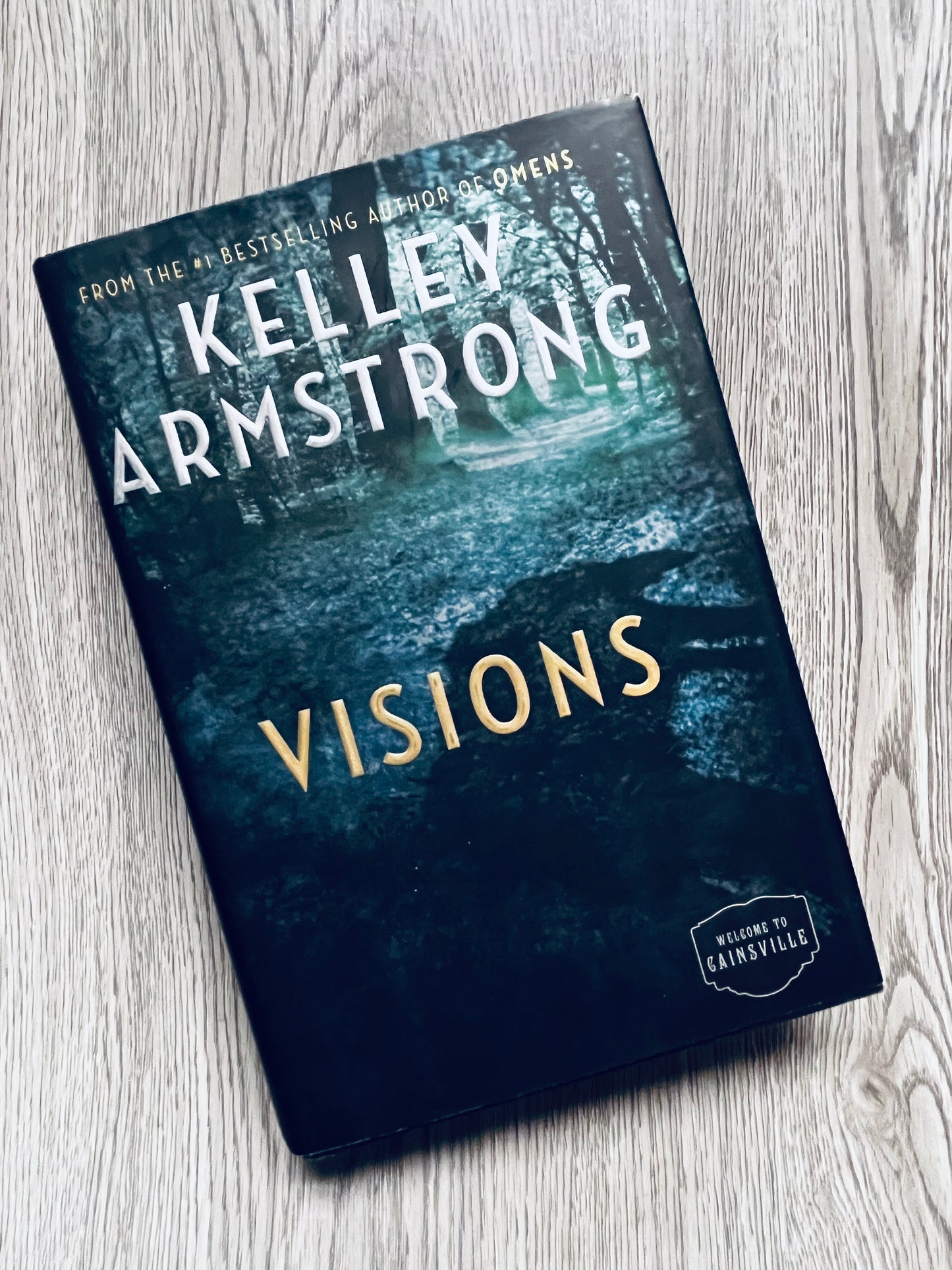 Visions (Cainsville #2) by Kelley Armstrong - Hardcover