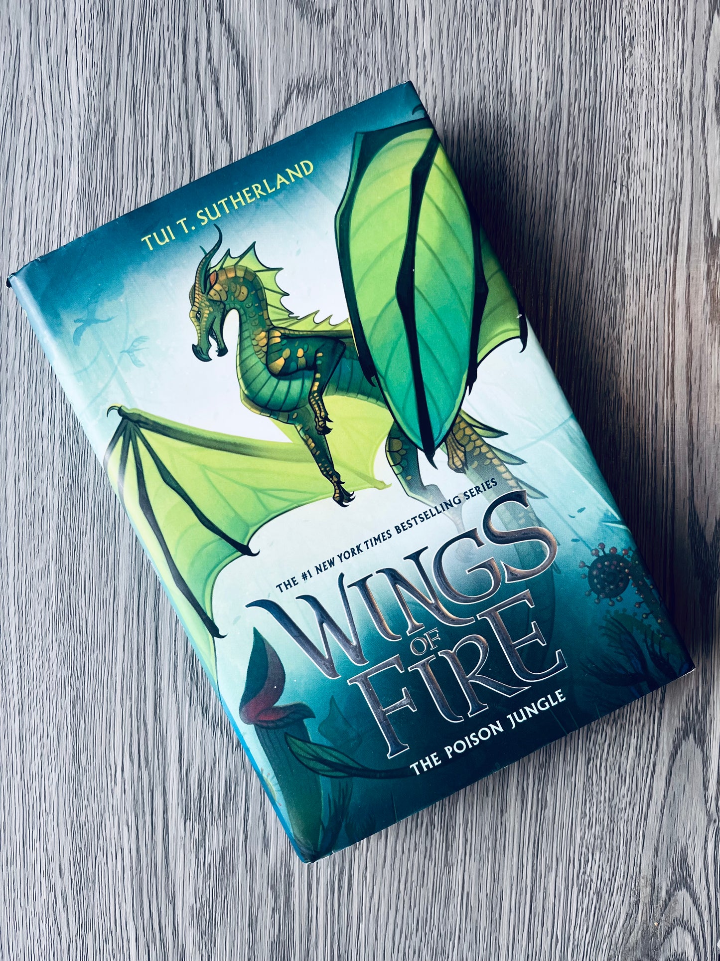 Wings of Fire by Tui T. Sutherland-Used