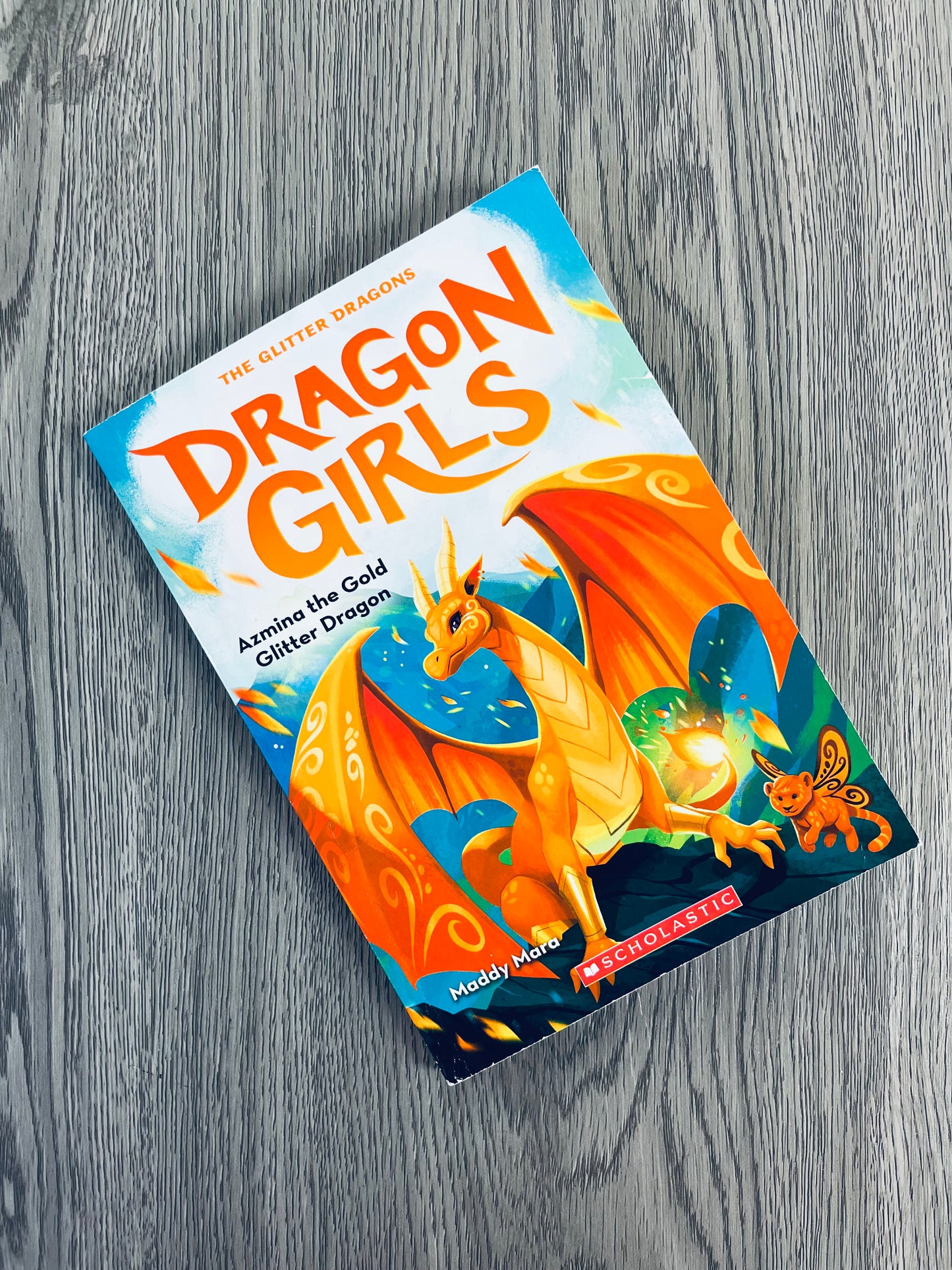 Azmina the Gold Glitter Dragon (Dragon Girls #1) by Maddy Mara