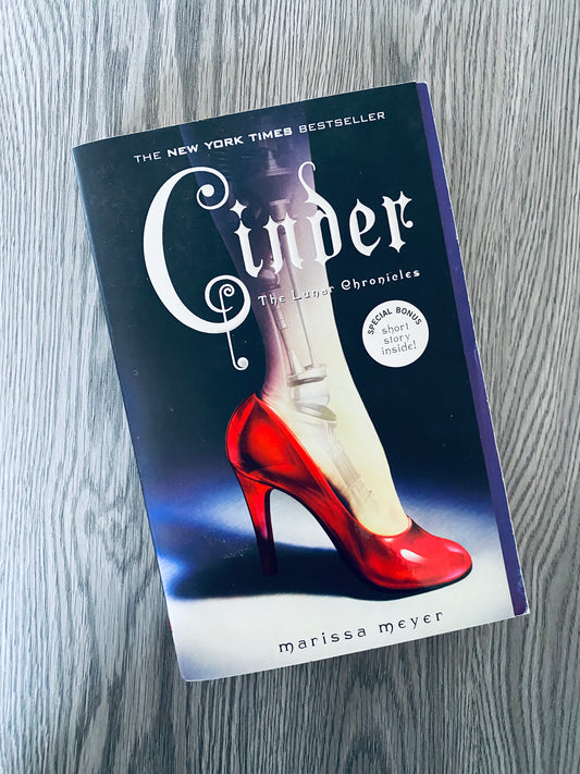 Cinder (The Lunar Chronicles #1) by Marissa Meyer